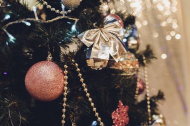 Noel ağacında beyaz ve siyah hediyeler var. Gümüş, beyaz ve siyah ağaçlı güzel dekore edilmiş bir ev ve Noel 'de hediyeler. Sihir zamanı.