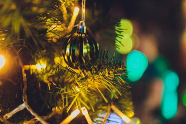 Noel ağacında beyaz ve siyah hediyeler var. Gümüş, beyaz ve siyah ağaçlı güzel dekore edilmiş bir ev ve Noel 'de hediyeler. Sihir zamanı.