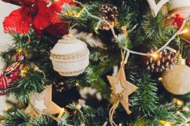 Noel ağacında beyaz ve siyah hediyeler var. Gümüş, beyaz ve siyah ağaçlı güzel dekore edilmiş bir ev ve Noel 'de hediyeler. Sihir zamanı.