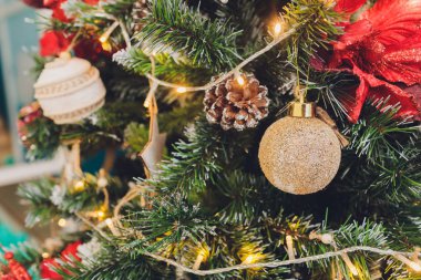 Noel ağacında beyaz ve siyah hediyeler var. Gümüş, beyaz ve siyah ağaçlı güzel dekore edilmiş bir ev ve Noel 'de hediyeler. Sihir zamanı.