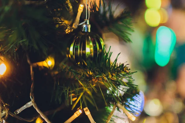 Arbre de Noël avec des cadeaux blancs et noirs dans la chambre de Noël. Joliment décorée maison avec un arbre d'argent, blanc et noir et cadeaux à Noël. Temps magique . — Photo