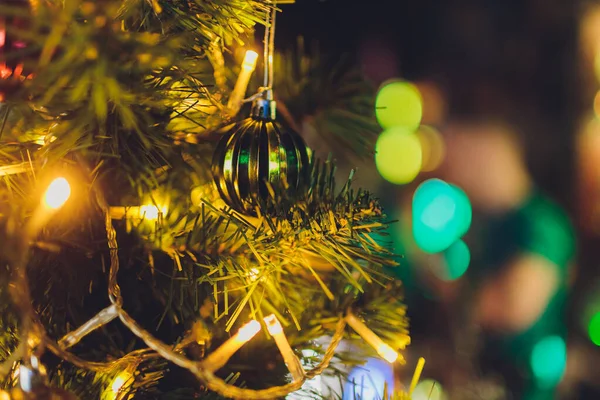 Árbol de Navidad con regalos blancos y negros en el dormitorio de Navidad. Casa bellamente decorada con un árbol plateado, blanco y negro y regalos en Navidad. Tiempo mágico . — Foto de Stock