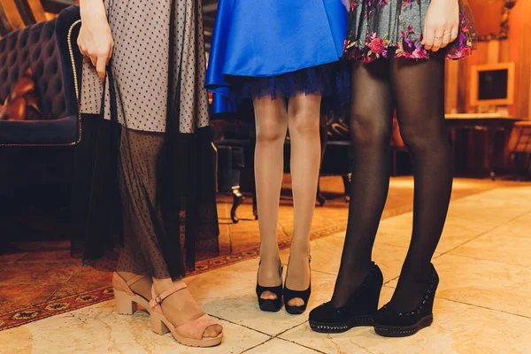 Primo piano di eleganti gambe femminili su sfondo . — Foto Stock