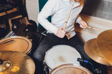 Modern davul seti stüdyoda çalmaya hazır..