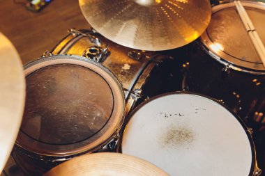 Modern davul seti stüdyoda çalmaya hazır..