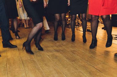 Arka planda zarif kadın bacaklarının yakın çekim.