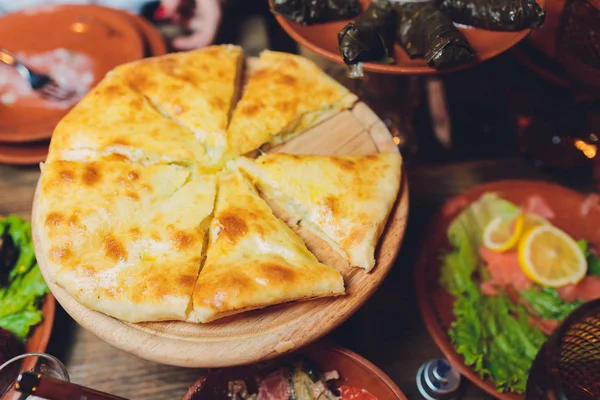 Khachapuri imeruli georgiano - Cocina tradicional georgiana. primer plano — Foto de Stock