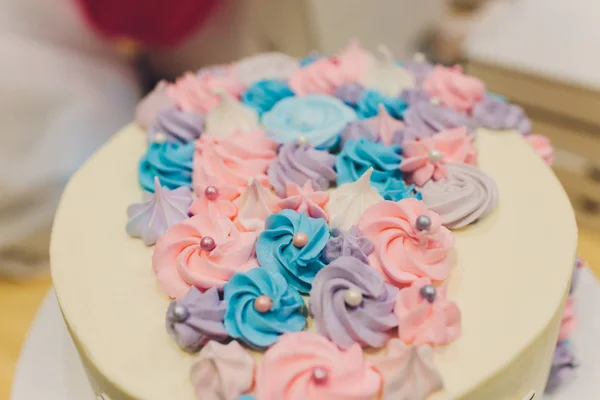 Garota de aniversário bolo com figura, figura arco-íris e unicórnio . — Fotografia de Stock