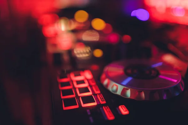 DJ remoto en el escenario en el club nocturno. fondo de gente bailando . — Foto de Stock