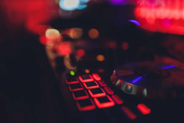 DJ remoto en el escenario en el club nocturno. fondo de gente bailando . — Foto de Stock