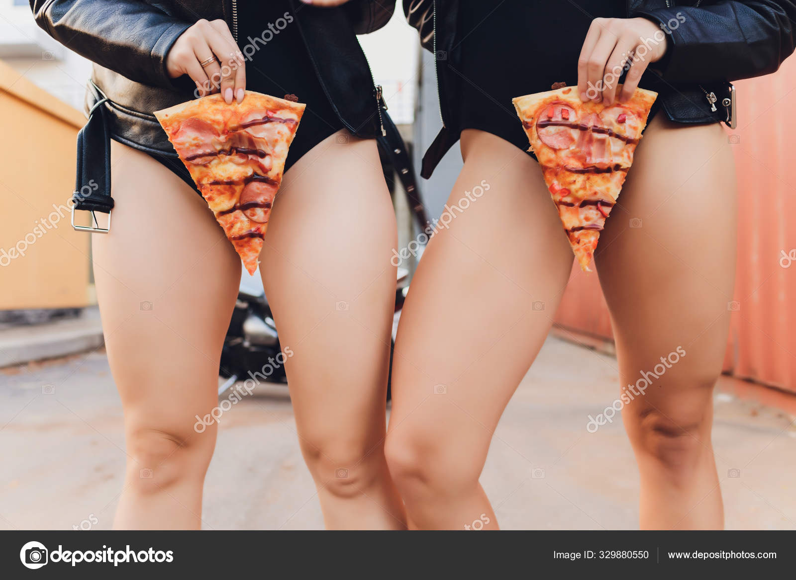 Pizza Porn. Senhora Nu Sexy. Arte de moda mínima . fotos, imagens de ©  vershinin.photo #329880550