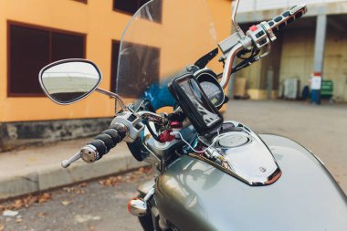 Modern bir motosiklette şarj aleti için elektrik prizi yakın ve seçici bir odaklanma..