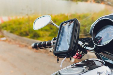 Modern bir motosiklette şarj aleti için elektrik prizi yakın ve seçici bir odaklanma..