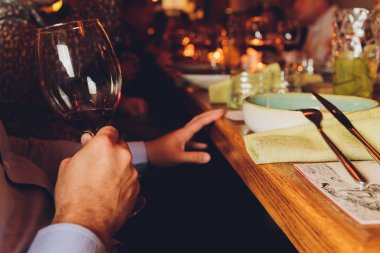 kırmızı şarap tutan erkek el.