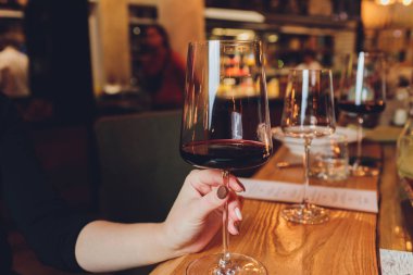 kırmızı şarap tutan el.