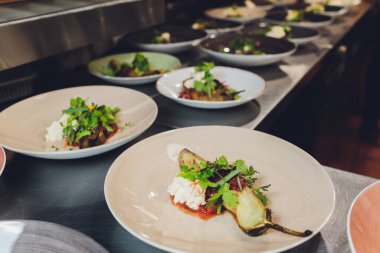 Bakır tabakta közde pişmiş patlıcan..