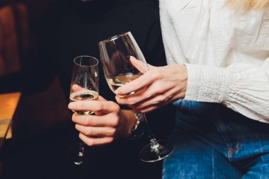 Bir kadeh kırmızı şarap. Parti ve kutlama konsepti.