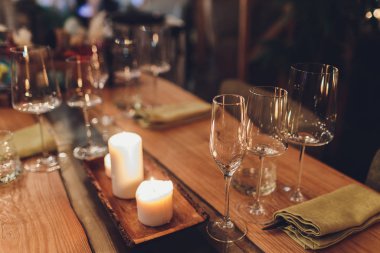 Romantik Şarap Kadehi Yanan Mumlar ve bir kadeh şarap Karanlıkta masada.