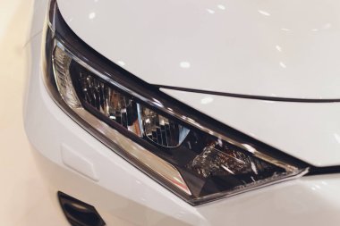 Arabanın yakın farı beyaz gövdeye yakın çekim..