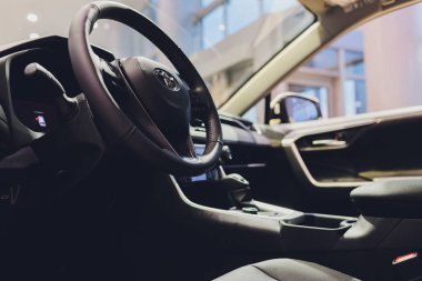 Ufa, Rusya, 18 Ekim 2019 Yeni Toyota Rav 4 Hybrid. Modern SUV taşıma aracı.