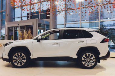 Ufa, Rusya, 18 Ekim 2019 Yeni Toyota Rav 4 Hybrid. Modern SUV taşıma aracı.