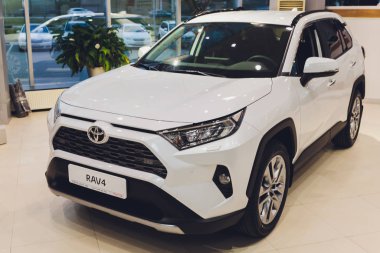 Ufa, Rusya, 18 Ekim 2019 Yeni Toyota Rav 4 Hybrid. Modern SUV taşıma aracı.
