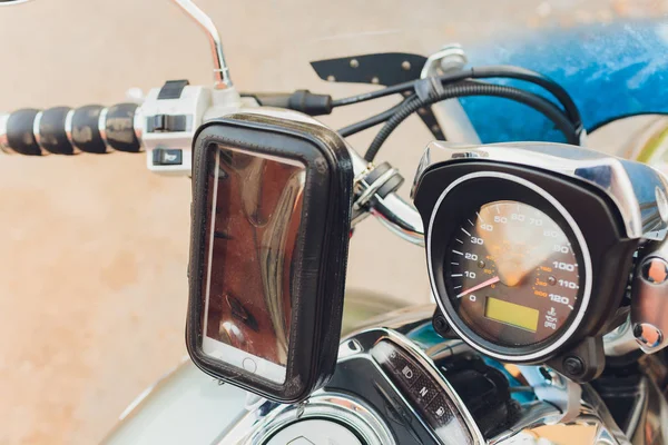 Outlet daya untuk telepon genggam charger pada sepeda motor modern, Tutup dan fokus selektif . — Stok Foto