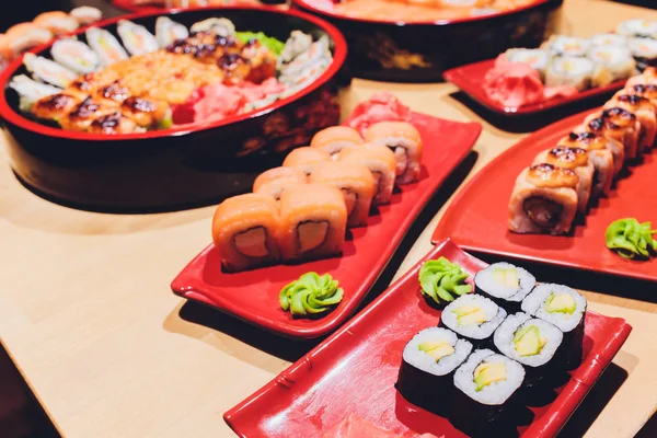 Foto av färska maki sushi tallrik med en stor variation. selektiv fokus på mitten av fatet. — Stockfoto