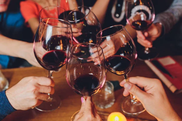 Egy pohár vörösbor. A buli és az ünneplés fogalma. — Stock Fotó