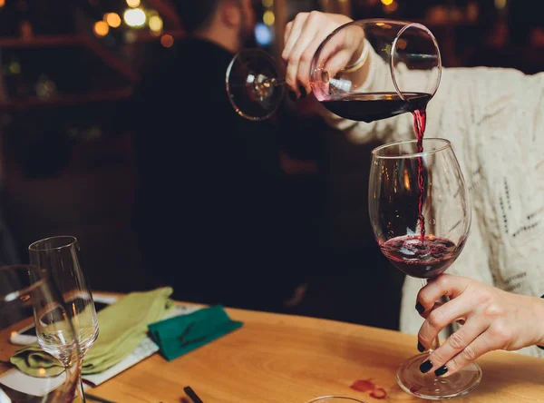 Copa de mano femenina de vino tinto . —  Fotos de Stock