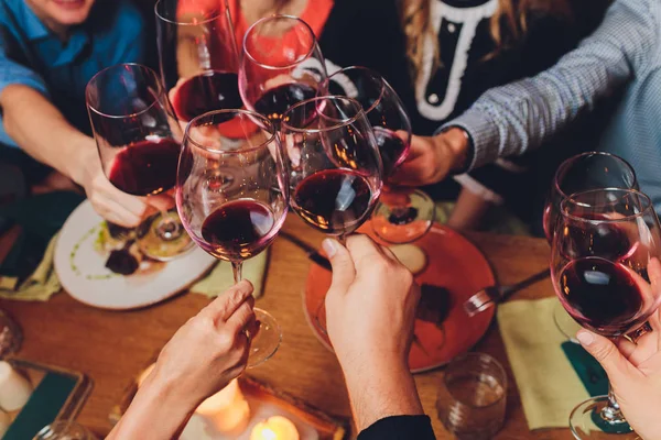 Glasses of red wine. The concept of party and celebration. — Stock Photo, Image