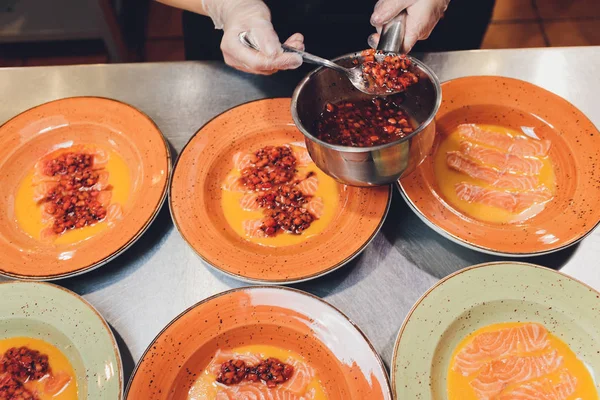 Salmón cítricos fresa hermoso plato de cocina en un plato . — Foto de Stock