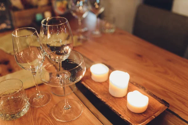 Romántica copa de vino con velas ardientes y copas de vino en la mesa en la oscuridad . —  Fotos de Stock