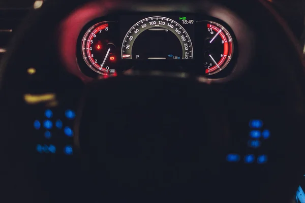 Närbild av en hastighetsmätare i en bil. — Stockfoto