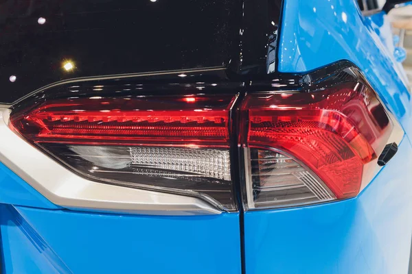 Luz traseira de um carro moderno close-up, corpo branco. corpo azul — Fotografia de Stock