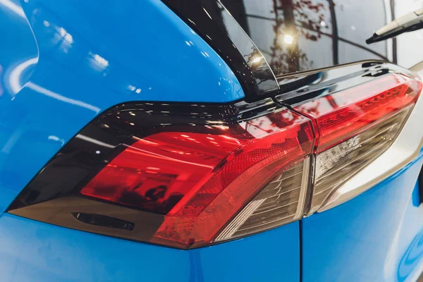 Luz traseira de um carro moderno close-up, corpo branco. corpo azul — Fotografia de Stock