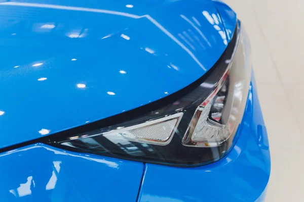 Close-up koplampen van auto witte body close-up. blauw lichaam — Stockfoto
