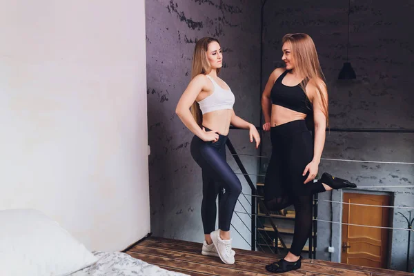 Attraente donna fitness che fa esercizi di stretching a casa, come parte di uno stile di vita sano senza andare in palestra . — Foto Stock