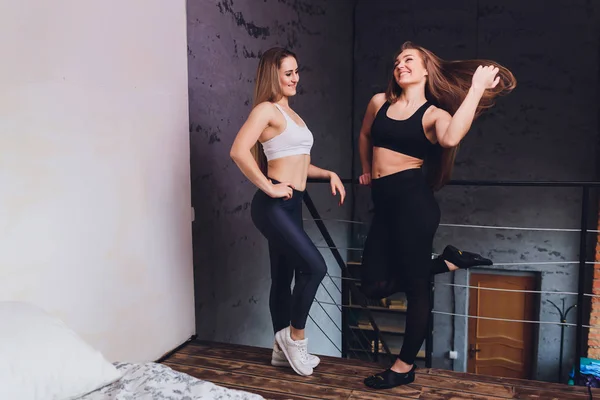 Attrayant fitness femme faire des exercices d'étirement à la maison, dans le cadre d'un mode de vie sain sans aller à la salle de gym . — Photo