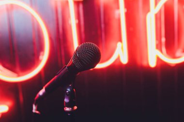 Konser salonu veya konferans odasındaki mikrofonu kapat.