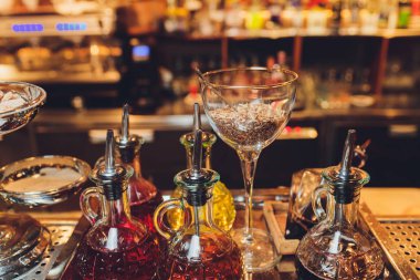 Tayland tatlıları ve çeşitli hammaddeler, şurup ve buz içeren meyveli pasta, nar tohumları, Lot Chong, bir sepet hurma şekerli puding.,