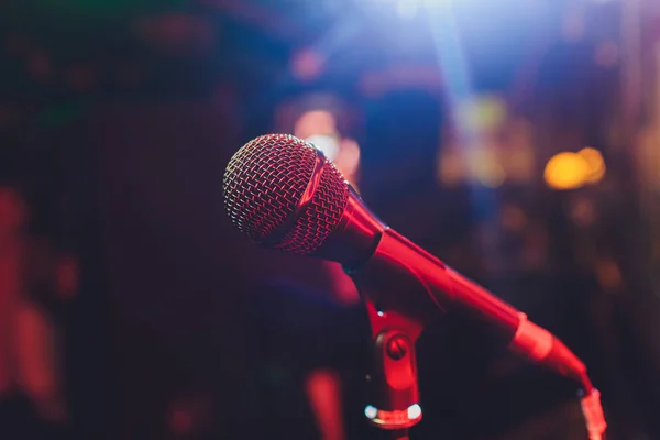 Primer plano del micrófono en sala de conciertos o sala de conferencias. — Foto de Stock