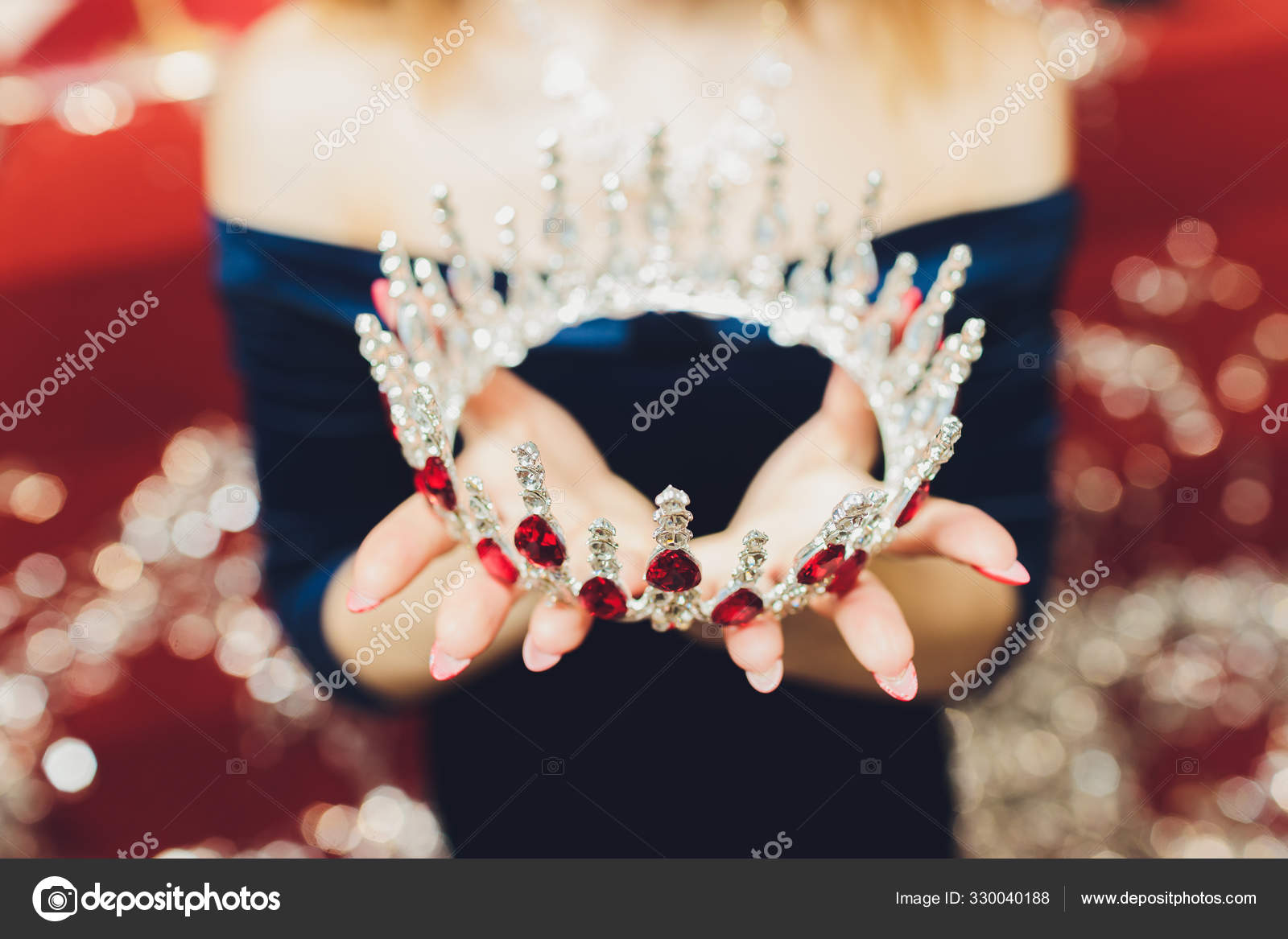 头上顶着金王冠的女人 领导 成功 女王 权威 图库照片 C Vershinin Photo 头上顶着金王冠的女人 领导 成功 女王 权威 图库照片 C Vershinin Photo
