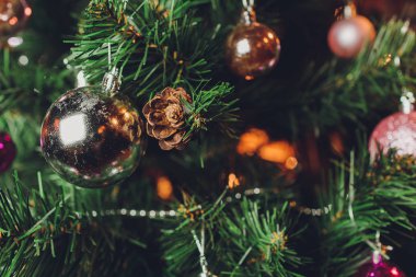 Noel dekorasyon ağaç, baubles ve parlayan ışıklar arka plan üzerinde hediyeler.