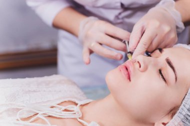 Kadın dudaklarına iğne vuruluyor, kapatın..