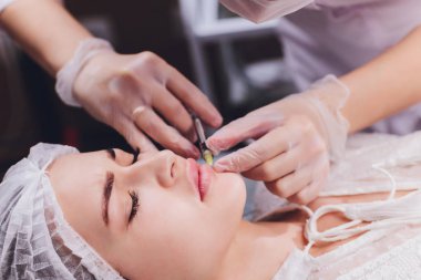 Kadın dudaklarına iğne vuruluyor, kapatın..