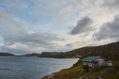 Sakin su Gölü, ağaçların diğer tarafında ve mavi gökyüzü. manzara.