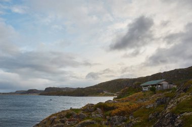 Sakin su Gölü, ağaçların diğer tarafında ve mavi gökyüzü. manzara.