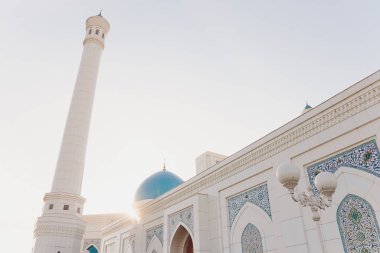 Güzel beyaz küçük cami Taşkent güneşli bir günde, Özbekistan.