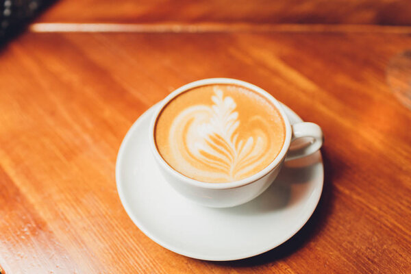 кофе из горячего молока на деревянном столе
.